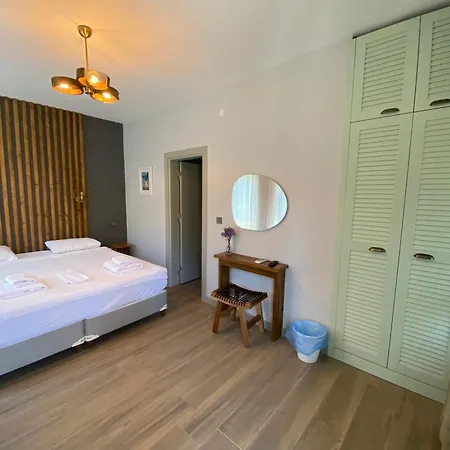 Elyada Ve Bag Evi 8 Yas Uestue Tenedos